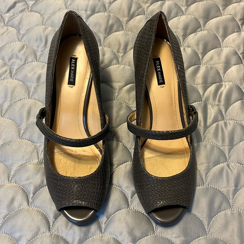 Gray & tan size 8.5 Alex Marie heels
